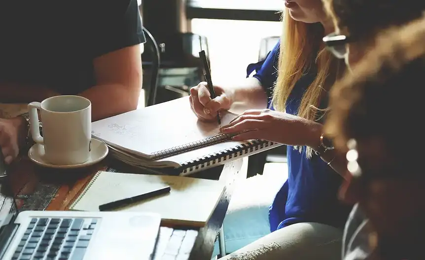Wydajny komputer do pracy biurowej z multitaskingiem i wideokonferencjami