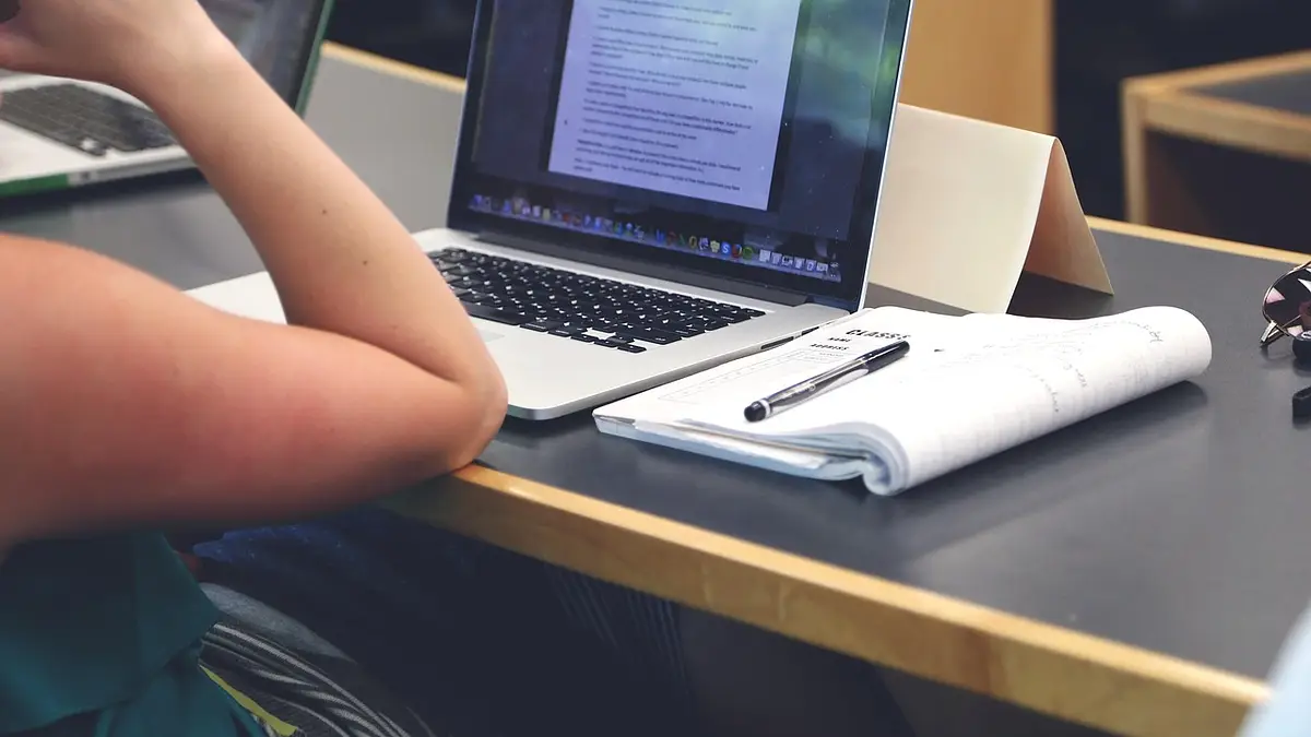 Jak wybrać laptopa? Praktyczny przewodnik 2025