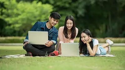 Laptop czy komputer stacjonarny? Porównanie i wybór 2025