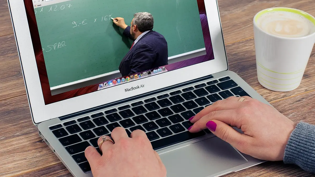 Laptopy dla nauczycieli 2025 – najlepsze modele i bon edukac