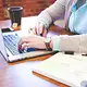 Ergonomia pracy z laptopem – kluczowe akcesoria i porady